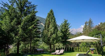 Vacation apartment 'Casa Ai Laresi 1' with mountain view, private garden and WLAN