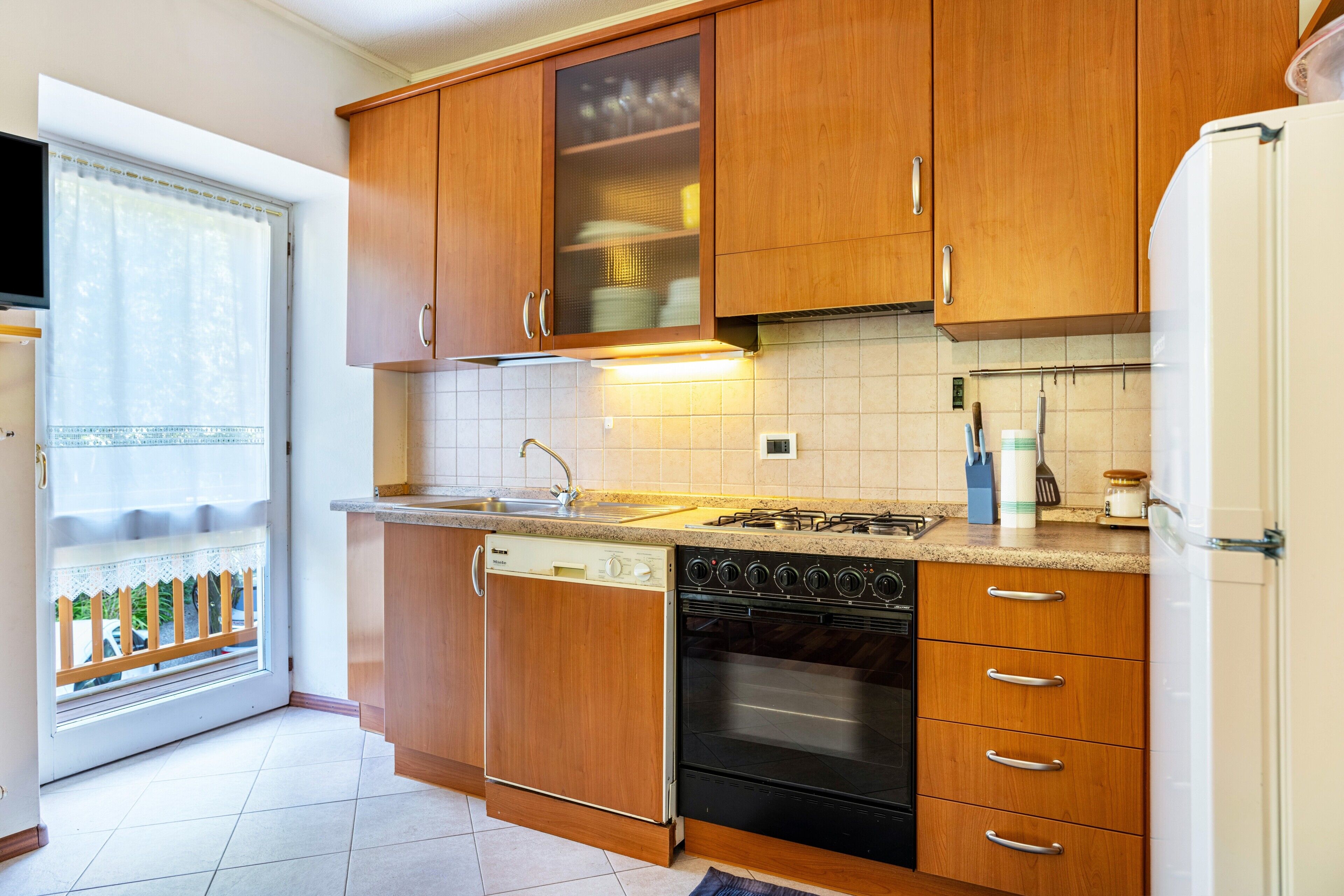 冷蔵庫、オーブン、コンロ、食器洗い機