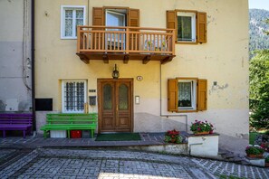 Exterior detail - Apartment 'Casa Ai Laresi 2' with Private Garden and Wi-Fi (Peio)