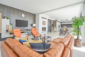 TV - Villa 'Palacio Nazari' with Private Pool, Wi-Fi and Air Conditioning (Malaga)