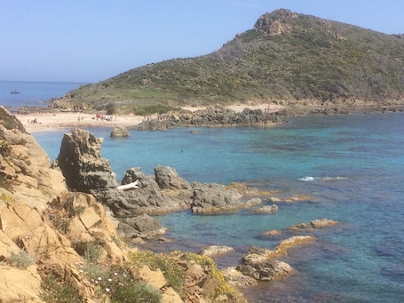 Beach. Holiday Apartment with Mountain View, Shared Pool and Wi-Fi