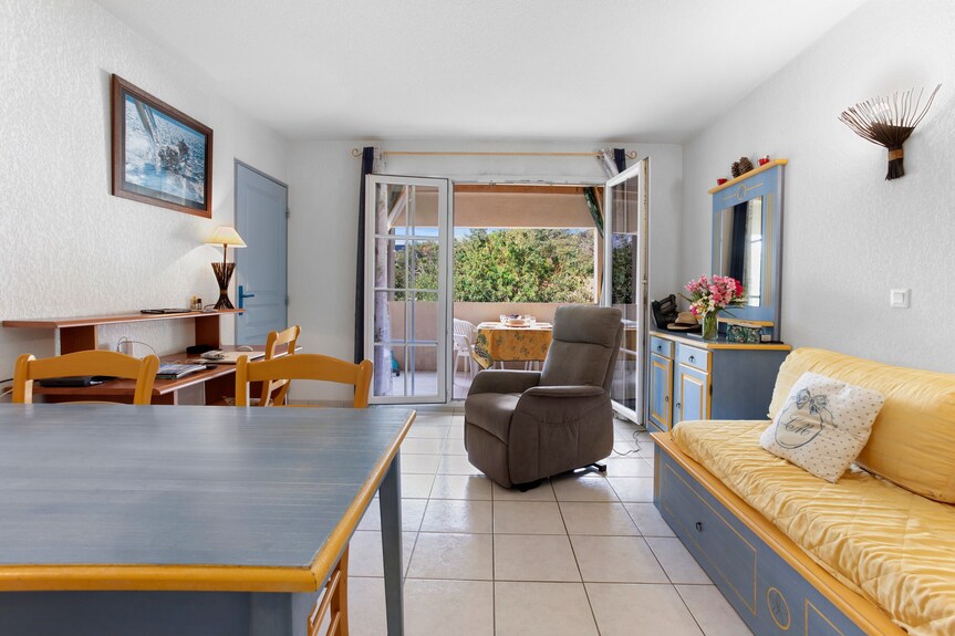 Holiday Apartment With Mountain View, Shared Pool And Wi-fi - Sainte-Maxime