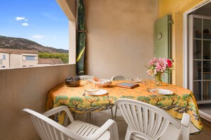 Outdoor dining - Holiday Apartment with Mountain View, Shared Pool and Wi-Fi (Le-Plan-de-la-Tour)