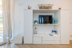 Interior - Apartment "Isabel Beach and Bike" with Private Garden & Wi-Fi (Finale Ligure)