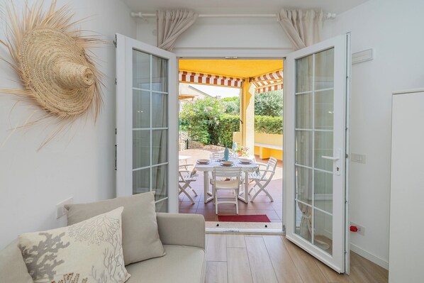 TV - Apartment "Isabel Beach and Bike" with Private Garden & Wi-Fi (Finale Ligure)