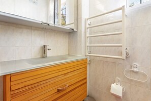 Shower, towels - Villa 'Sauvageonne' with Private Terrace, Wi-Fi and Air Conditioning (Saint Raphaël)