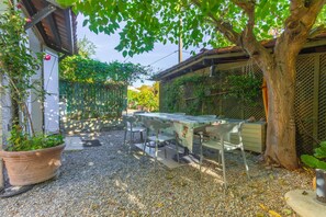 Outdoor dining - Villa 'Sauvageonne' with Private Terrace, Wi-Fi and Air Conditioning (Saint Raphaël)