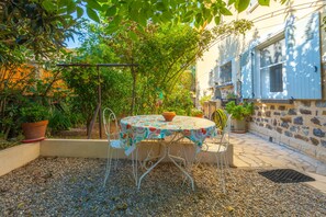 Outdoor dining - Villa 'Sauvageonne' with Private Terrace, Wi-Fi and Air Conditioning (Saint Raphaël)