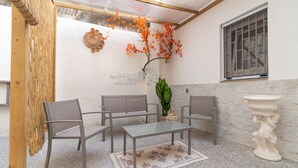 A room with a glass table, four chairs, a decorative plant, a wall-mounted shelf, and a window. - Apartment "Aurisa" with Private Terrace & Wi-Fi (Bari)