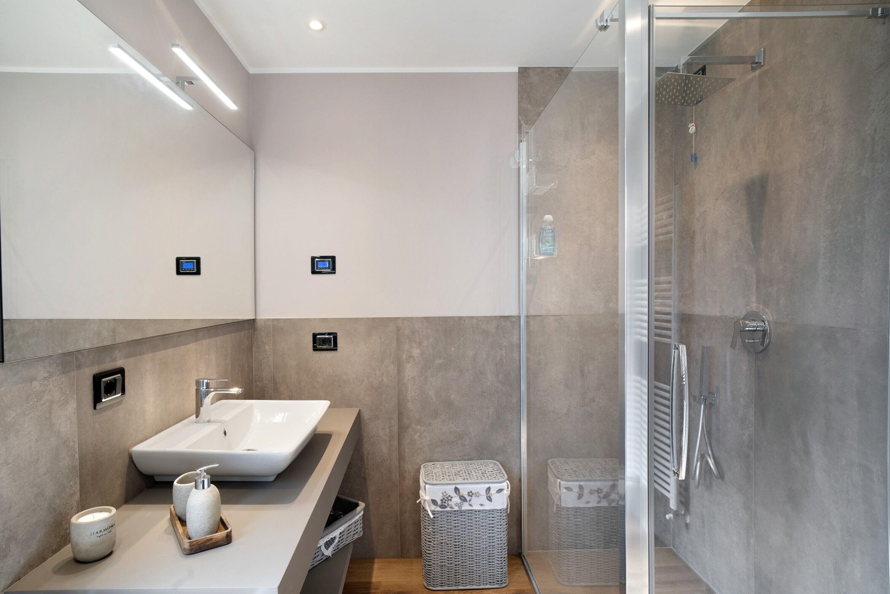 Douche, séchoir à cheveux, serviettes fournies