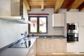 Een koelkast, een magnetron, een oven, een kookplaat