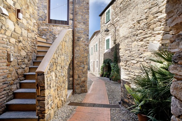 Property grounds - Apartment "Agriturismo Il Borgo - Ulivo" with Private Terrace and Wi-Fi (Villanova d'Albenga)