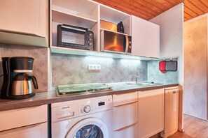 Een koelkast, een microgolfoven, een oven, een kookplaat