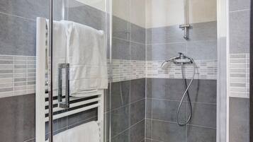 Shower, hair dryer, towels