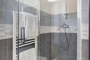 Shower, hair dryer, towels