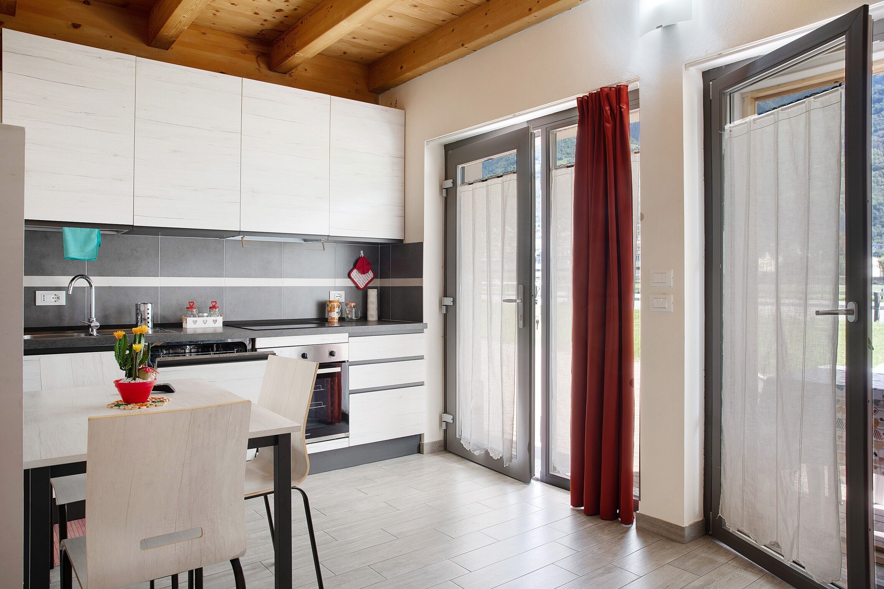 Frigorifero, forno, piano cottura, lavastoviglie