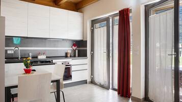 Frigorifero, forno, piano cottura, lavastoviglie