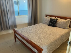 2 bedrooms, desk, iron/ironing board, bed sheets - Ideal Cullen Bay location, close to everything, and with the best views (Larrakeyah)