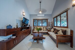 Smart TV, books - Walk to the beach & restaurants @ Las Terrenas for 10! (Las Terrenas)