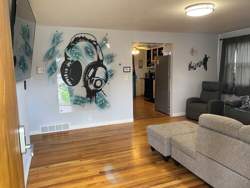 MicStay.Music House.Sleeps 9+.Private hot tub.Family Fun