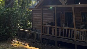 Una baita con facciata in legno, ampie finestre e una terrazza.