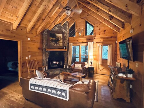 Black Bear Hollow, your perfect 2bed 2bath escape in Cherry Log, Georgia!