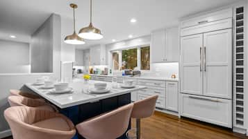 Kühlschrank, Mikrowelle, Ofen, Geschirrspüler