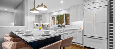 Jääkaappi, mikroaaltouuni, uuni, astianpesukone