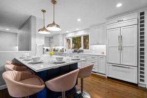 Réfrigérateur, micro-ondes, four, lave-vaisselle