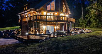 DEVILS LAKE ESCAPE -NEW OWNERS!! SLEEPS 12 -8 BEDS WALK TO THE PARK