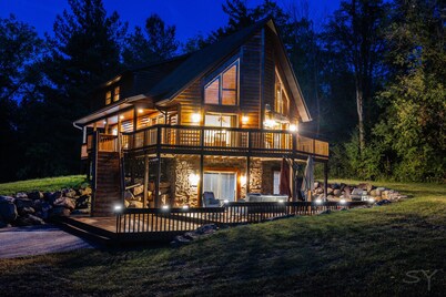 DEVILS LAKE ESCAPE -NEW OWNERS!!  SLEEPS 12 -8 BEDS WALK TO THE PARK 