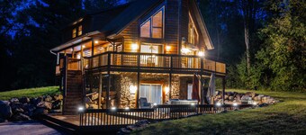 DEVILS LAKE ESCAPE -NEW OWNERS!! SLEEPS 12 -8 BEDS WALK TO THE PARK