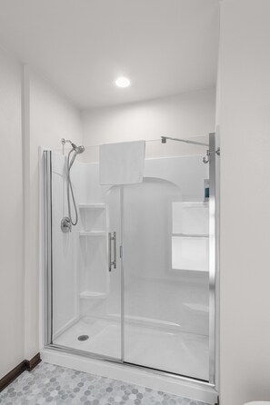 Douche, sèche-cheveux, serviettes fournies, savon