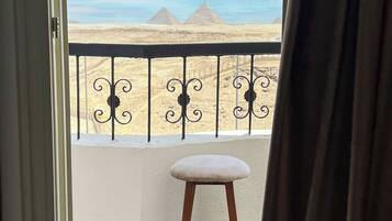 Deluxe Triple Room | Desk, blackout drapes, soundproofing, free WiFi