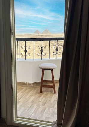 Escritorio, cortinas blackout, sistema de insonorización y wifi gratis