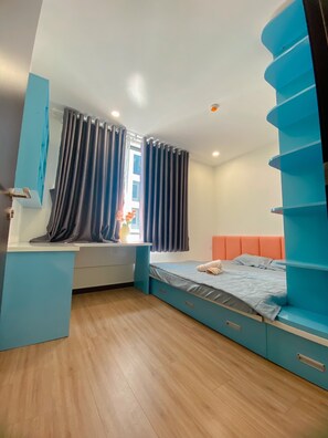 Ropa de cama de alta calidad y caja de seguridad en la habitación 