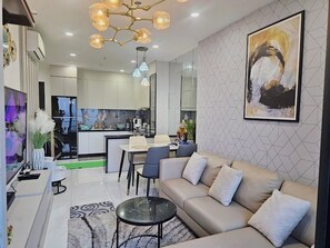 Deluxe-Apartment | Hochwertige Bettwaren, Zimmersafe, individuell dekoriert, Schreibtisch