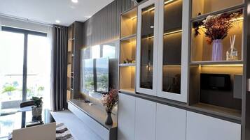 Deluxe Apartment | Premium bedding, in-room safe, individually decorated, desk