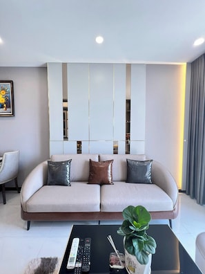 Appartement Deluxe | Literie de qualité, coffre-fort, décor unique, bureau