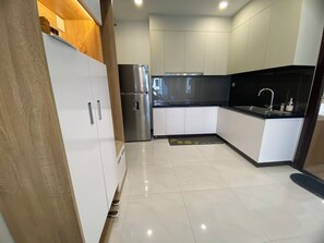 Refrigerador, microondas, parrilla de estufa y arrocera 