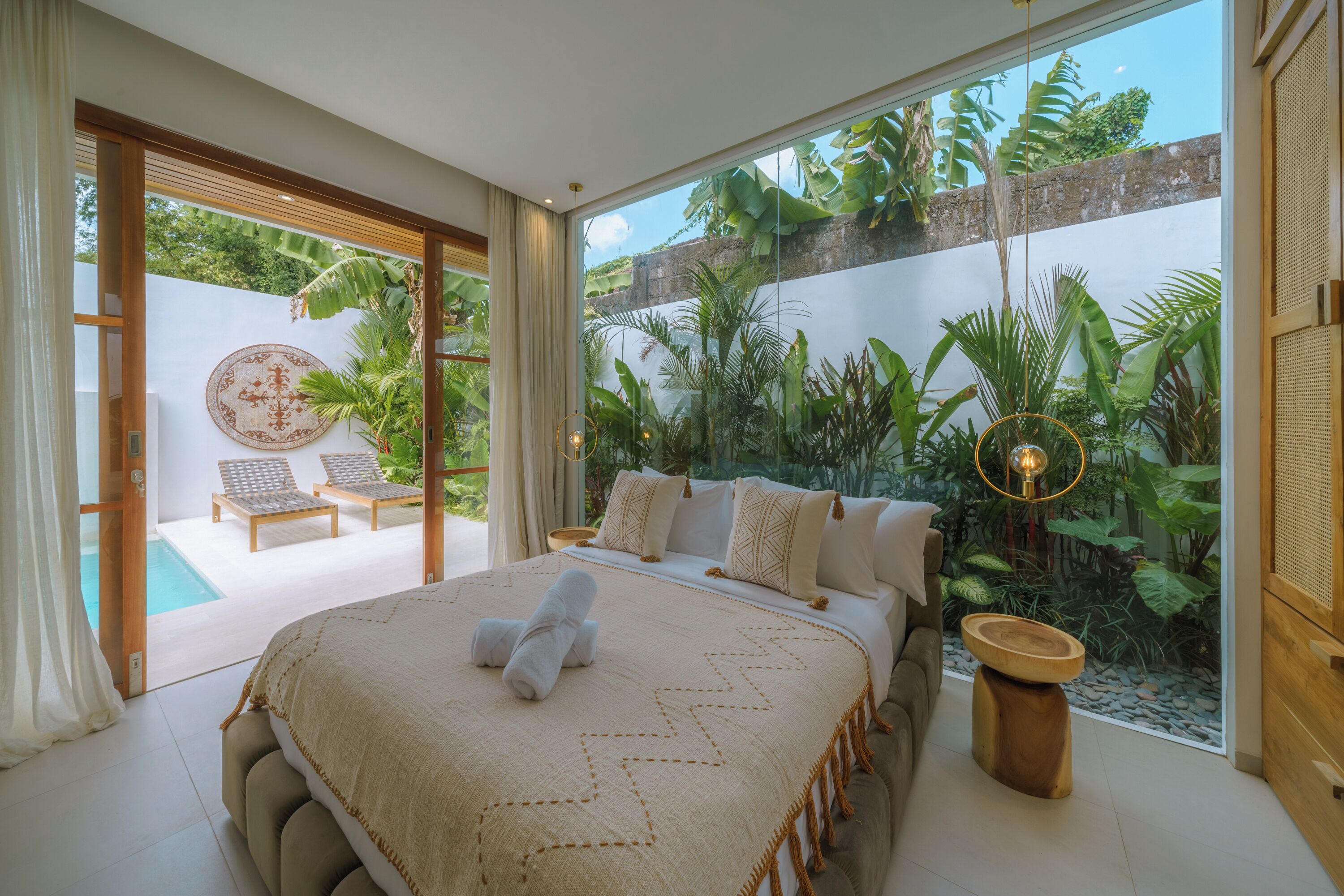 1 kamar tidur, brankas, meja kerja, dan setrika/meja setrika
