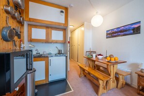 Kühlschrank, Mikrowelle, Herdplatte, Wasserkocher mit Kaffee-/Teezubehör