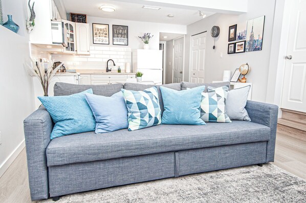 Téléviseur connecté, foyer, livres, chaîne audio