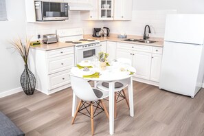 Réfrigérateur, four à micro-ondes, un four, surface de cuisson