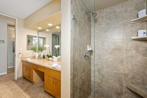 Dusche, Haartrockner, Handtücher, Seife