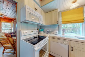 Fridge, microwave, oven, stovetop - The Wee Cottage | House in Anna Maria (Anna Maria)
