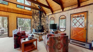 Televisión, chimenea, futbolito, libros