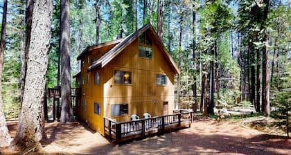 Mountain view cabin with private hot tub, fireplace, deck, & pool table