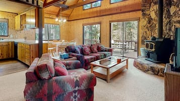 Télévision, cheminée, baby-foot, livres