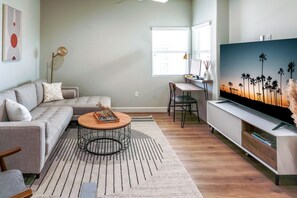 Een smart-tv, boeken en een computerscherm